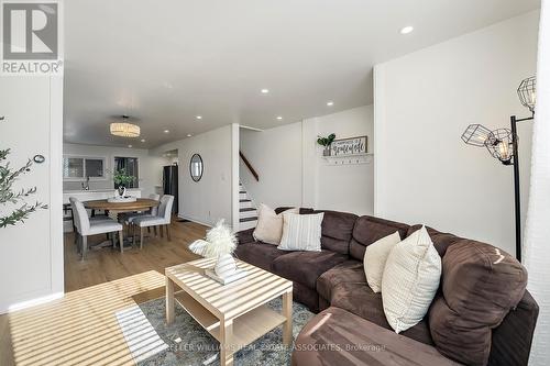 29 Newlands Avenue, Hamilton, ON - Indoor Photo Showing Living Room