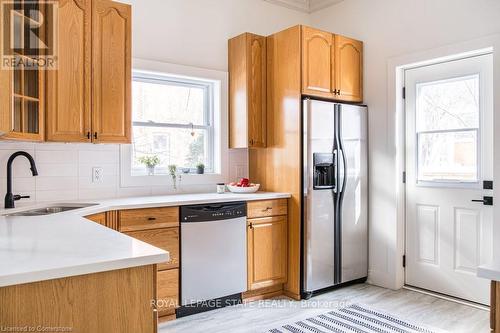 119 Ray Street S, Hamilton, ON - Indoor Photo Showing Kitchen