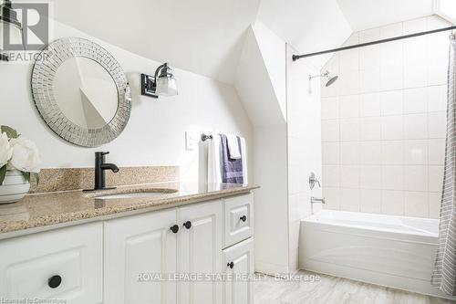 119 Ray Street S, Hamilton, ON - Indoor Photo Showing Bathroom