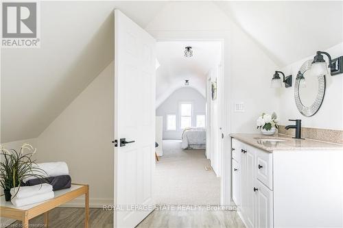 119 Ray Street S, Hamilton, ON - Indoor Photo Showing Bathroom