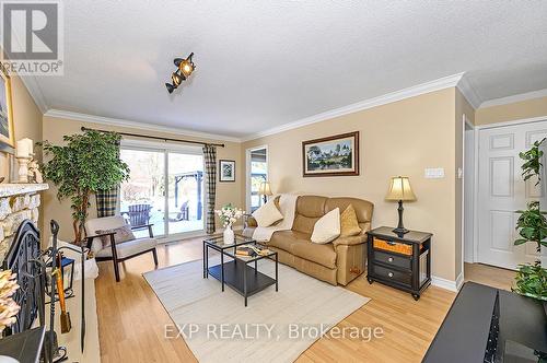 2048 Parklane Crescent, Burlington, ON - Indoor Photo Showing Living Room