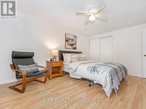 2048 Parklane Crescent, Burlington, ON - Indoor Photo Showing Bedroom