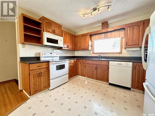 417 East Place, Saskatoon, SK - Indoor Photo Showing Kitchen With Double Sink