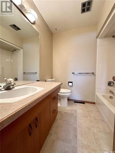 417 East Place, Saskatoon, SK - Indoor Photo Showing Bathroom