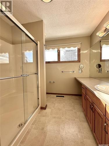 417 East Place, Saskatoon, SK - Indoor Photo Showing Bathroom