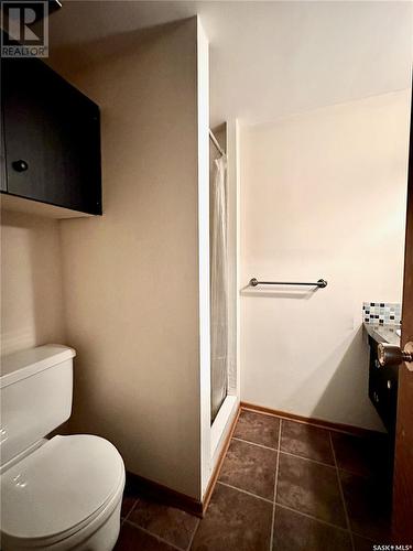 417 East Place, Saskatoon, SK - Indoor Photo Showing Bathroom