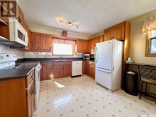 417 East Place, Saskatoon, SK - Indoor Photo Showing Kitchen With Double Sink