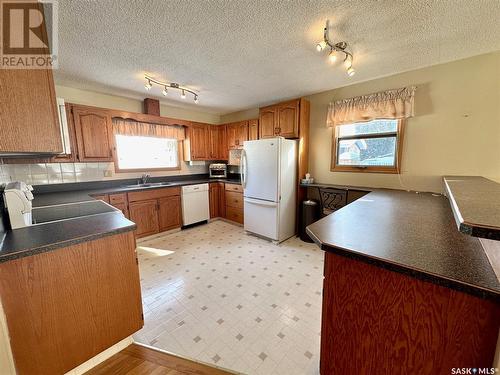 417 East Place, Saskatoon, SK - Indoor Photo Showing Kitchen With Double Sink