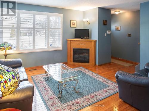 515 Barker Street, London, ON - Indoor Photo Showing Living Room With Fireplace