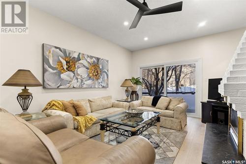 1510 Jubilee Avenue, Regina, SK - Indoor Photo Showing Living Room