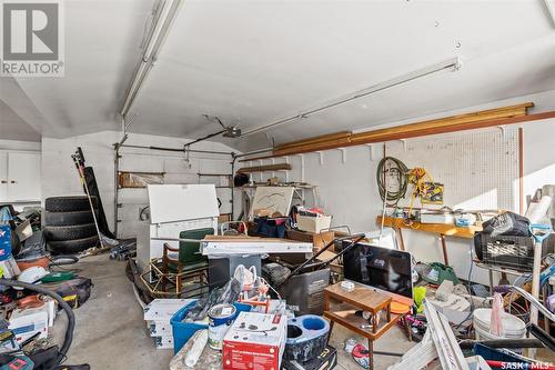 1048 East Centre, Saskatoon, SK - Indoor Photo Showing Garage