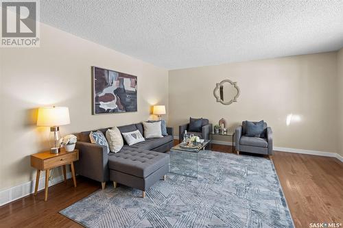 1048 East Centre, Saskatoon, SK - Indoor Photo Showing Living Room