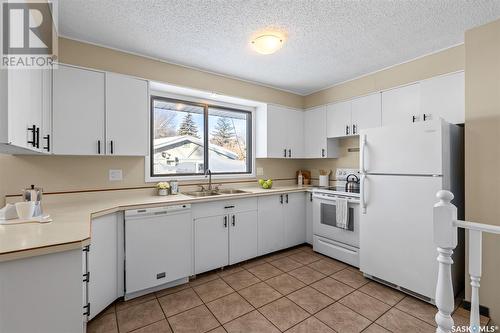 1048 East Centre, Saskatoon, SK - Indoor Photo Showing Kitchen With Double Sink