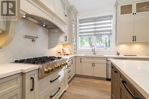 1615 Petrie Way, Mississauga, ON - Indoor Photo Showing Kitchen With Upgraded Kitchen