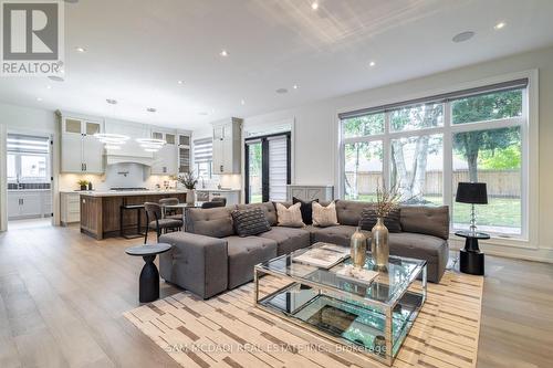 1615 Petrie Way, Mississauga, ON - Indoor Photo Showing Living Room