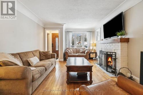 118 Victoria Street, London, ON - Indoor Photo Showing Living Room With Fireplace