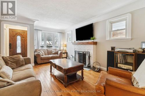 118 Victoria Street, London, ON - Indoor Photo Showing Living Room With Fireplace