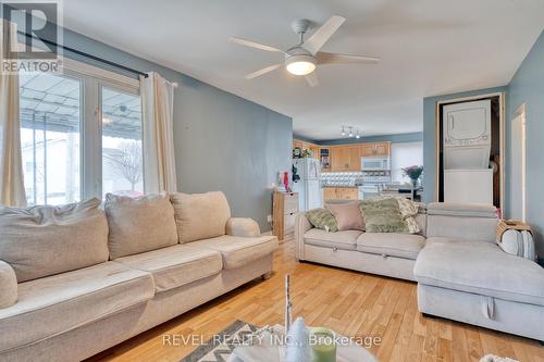 99 East 36Th Street, Hamilton, ON - Indoor Photo Showing Living Room