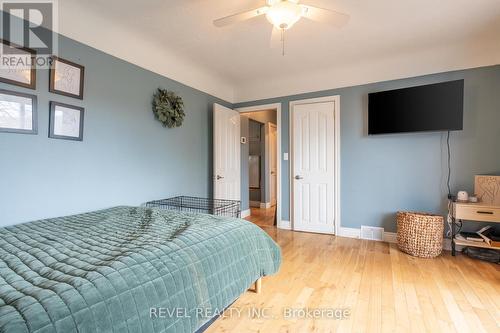 99 East 36Th Street, Hamilton, ON - Indoor Photo Showing Bedroom