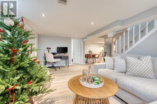 99 East 36Th Street, Hamilton, ON - Indoor Photo Showing Living Room