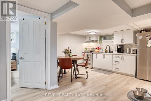 99 East 36Th Street, Hamilton, ON - Indoor Photo Showing Kitchen