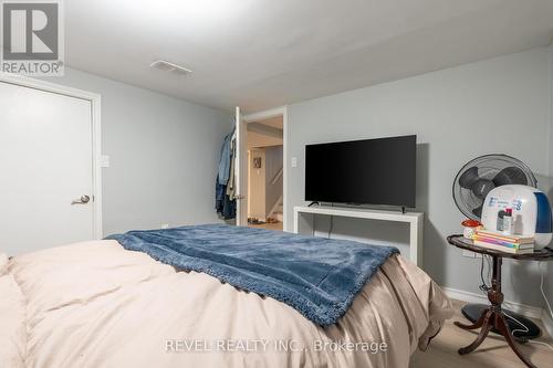 99 East 36Th Street, Hamilton, ON - Indoor Photo Showing Bedroom