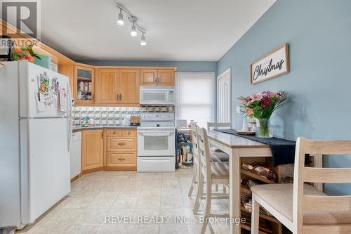 99 East 36Th Street, Hamilton, ON - Indoor Photo Showing Kitchen