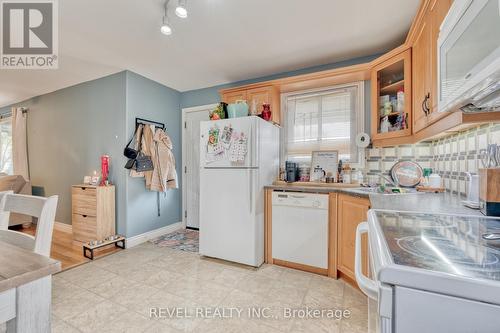 99 East 36Th Street, Hamilton, ON - Indoor Photo Showing Kitchen