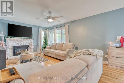 99 East 36Th Street, Hamilton, ON - Indoor Photo Showing Living Room With Fireplace