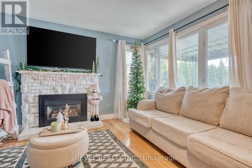 99 East 36Th Street, Hamilton, ON - Indoor Photo Showing Living Room With Fireplace