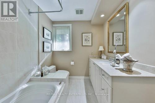 1530 Stavebank Road, Mississauga, ON - Indoor Photo Showing Bathroom