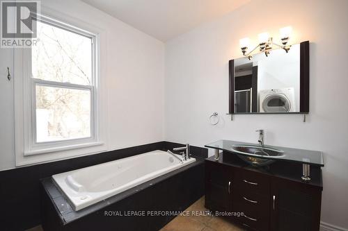 71 Grosvenor Avenue, Ottawa, ON - Indoor Photo Showing Bathroom