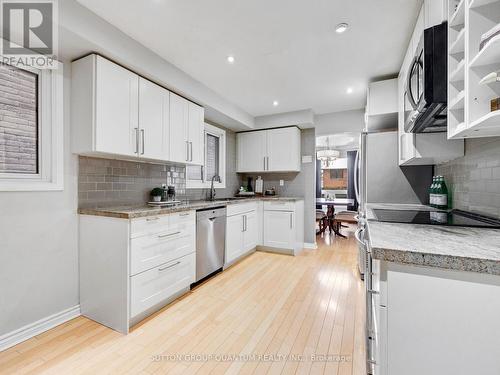 4423 Sawmill Valley Drive, Mississauga, ON - Indoor Photo Showing Kitchen With Stainless Steel Kitchen With Upgraded Kitchen