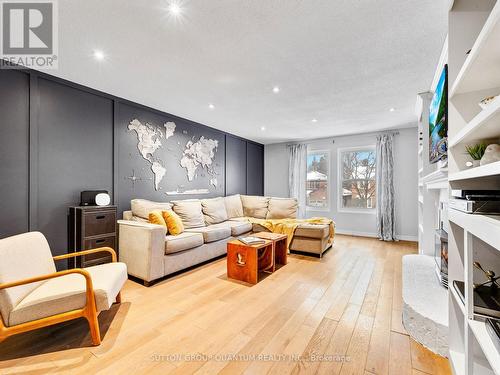 4423 Sawmill Valley Drive, Mississauga, ON - Indoor Photo Showing Living Room