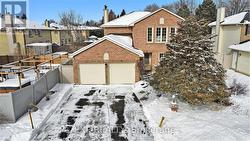 44 HUNTSMAN CRESCENT  Ottawa, ON K2M 1C4