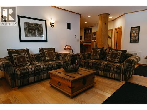 1595 Columbia Valley Veiw Drive, Golden, BC - Indoor Photo Showing Living Room
