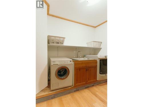 1595 Columbia Valley Veiw Drive, Golden, BC - Indoor Photo Showing Laundry Room