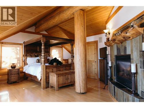 1595 Columbia Valley Veiw Drive, Golden, BC - Indoor With Fireplace