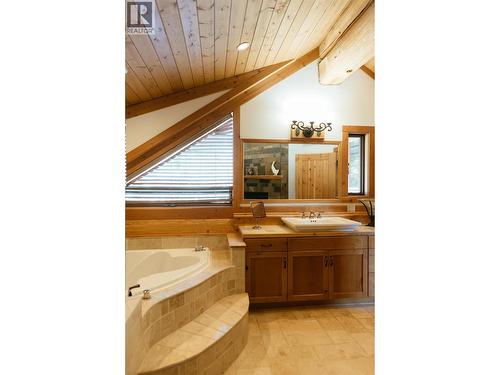 1595 Columbia Valley Veiw Drive, Golden, BC - Indoor Photo Showing Bathroom