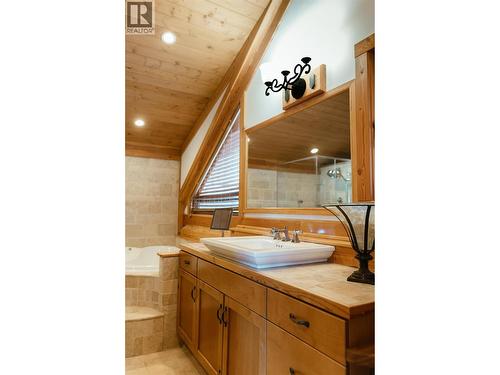 1595 Columbia Valley Veiw Drive, Golden, BC - Indoor Photo Showing Bathroom