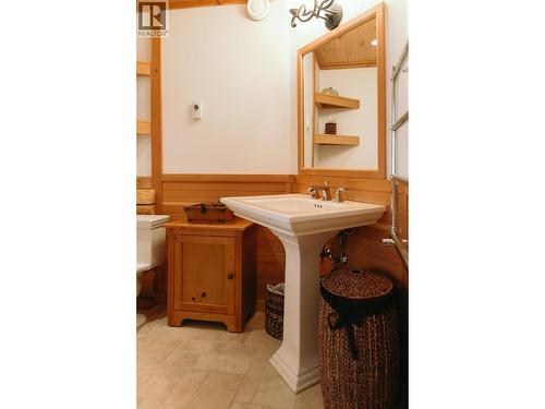 1595 Columbia Valley Veiw Drive, Golden, BC - Indoor Photo Showing Bathroom