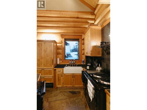 1595 Columbia Valley Veiw Drive, Golden, BC - Indoor Photo Showing Kitchen