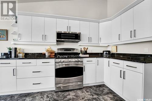 210 Blackshire Place, Saskatoon, SK - Indoor Photo Showing Kitchen