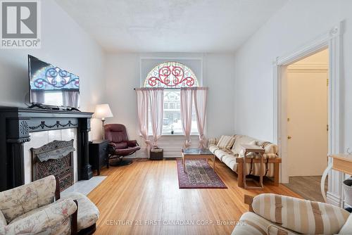 578 Waterloo Street, London, ON - Indoor Photo Showing Living Room With Fireplace