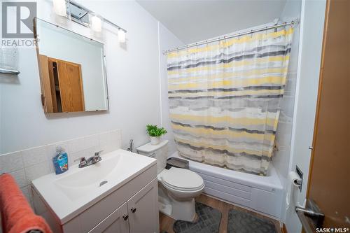 1037 Campbell Street, Regina, SK - Indoor Photo Showing Bathroom