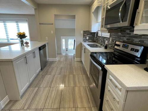 2508 Cobbinshaw Circ, Mississauga, ON - Indoor Photo Showing Kitchen With Double Sink With Upgraded Kitchen