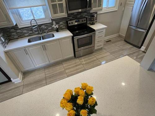 2508 Cobbinshaw Circ, Mississauga, ON - Indoor Photo Showing Kitchen With Double Sink