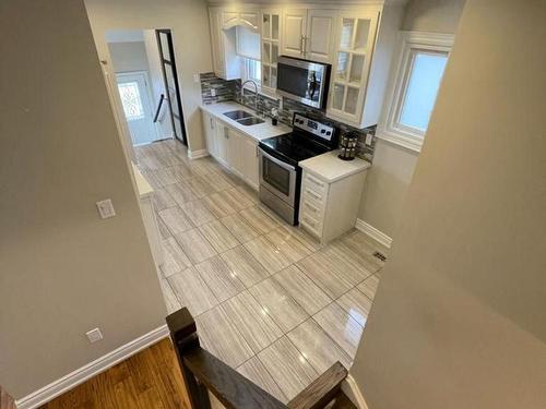 2508 Cobbinshaw Circ, Mississauga, ON - Indoor Photo Showing Kitchen With Double Sink