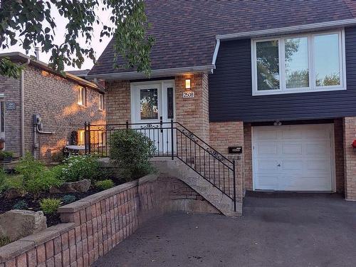 2508 Cobbinshaw Circ, Mississauga, ON - Outdoor