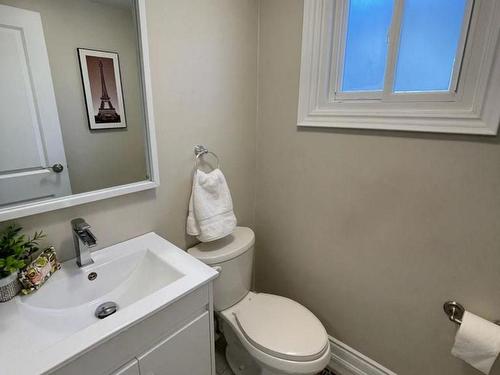 2508 Cobbinshaw Circ, Mississauga, ON - Indoor Photo Showing Bathroom